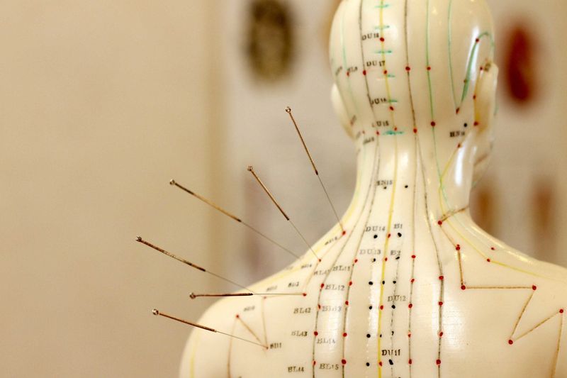 Foto de muñeco de acupuntura